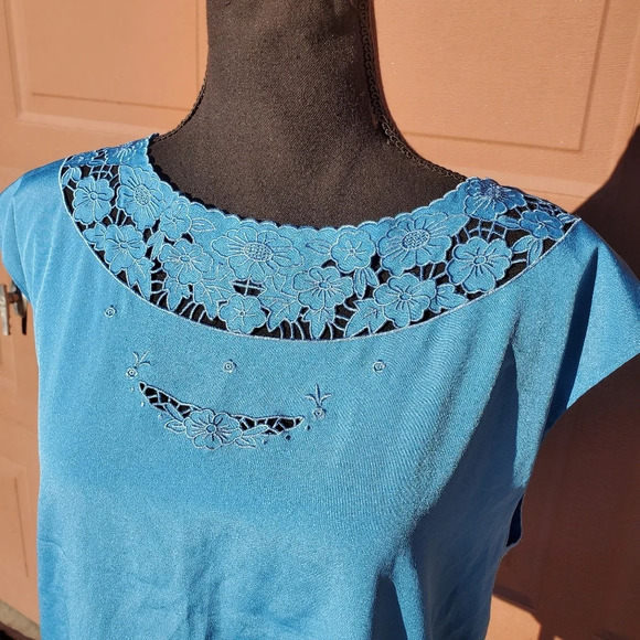 Lauren Conrad Sleeveless Blue Floral Embroidered Keyhole Back Shirt Size Medium - Picture 3 of 12